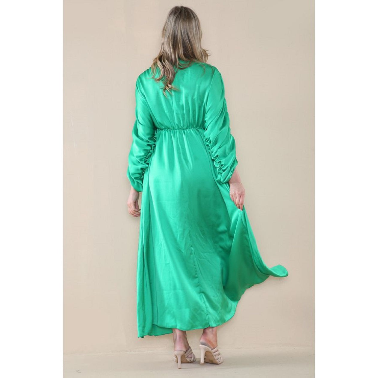 Robe longue en satin à manches froncées