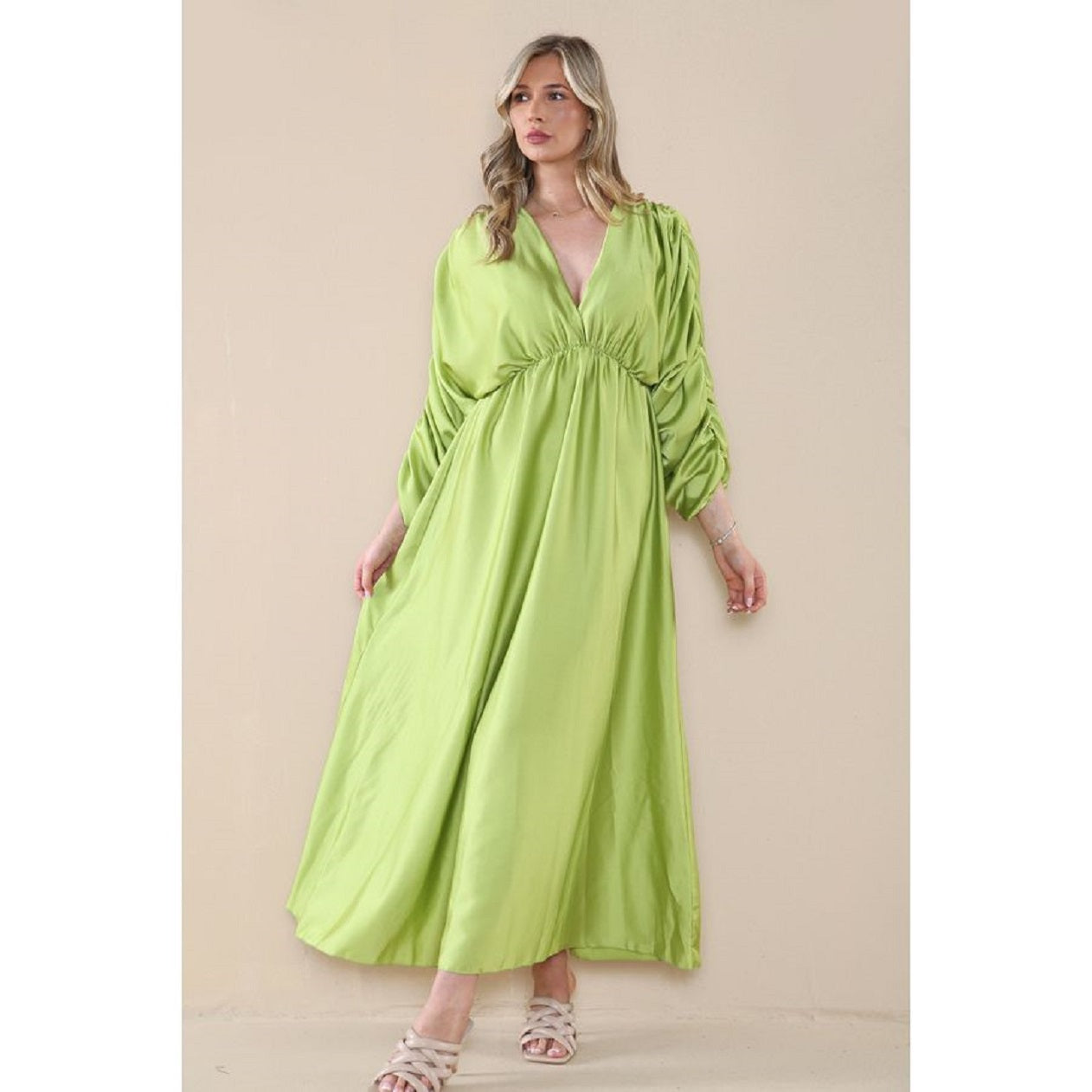 Robe longue en satin à manches froncées