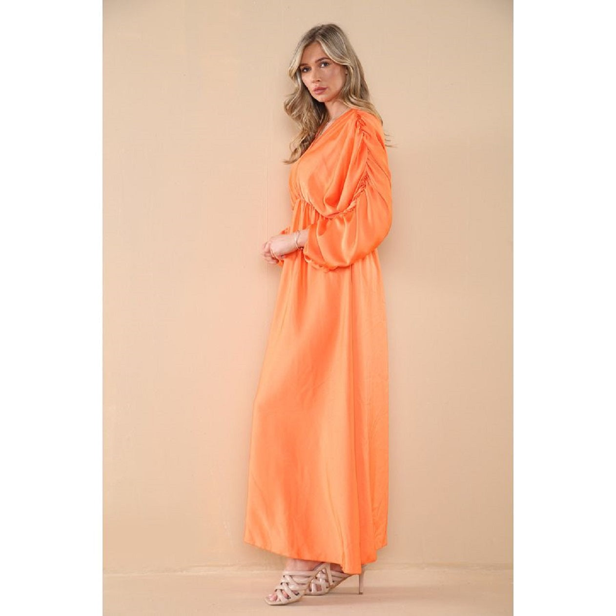 Robe longue en satin à manches froncées