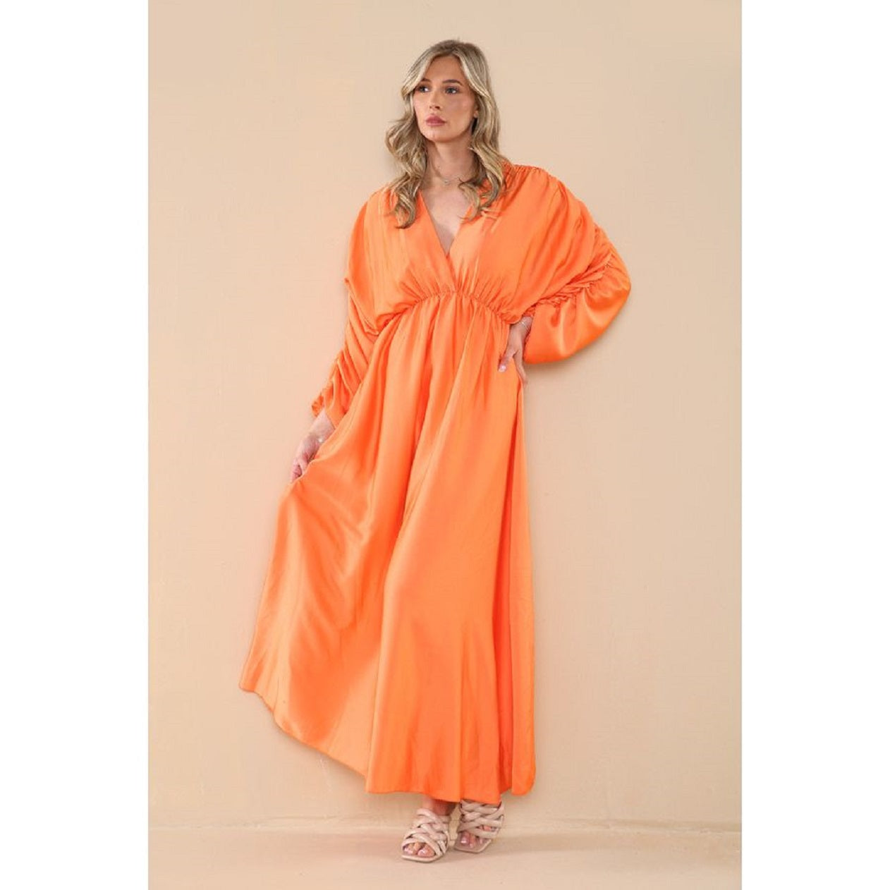 Robe longue en satin à manches froncées