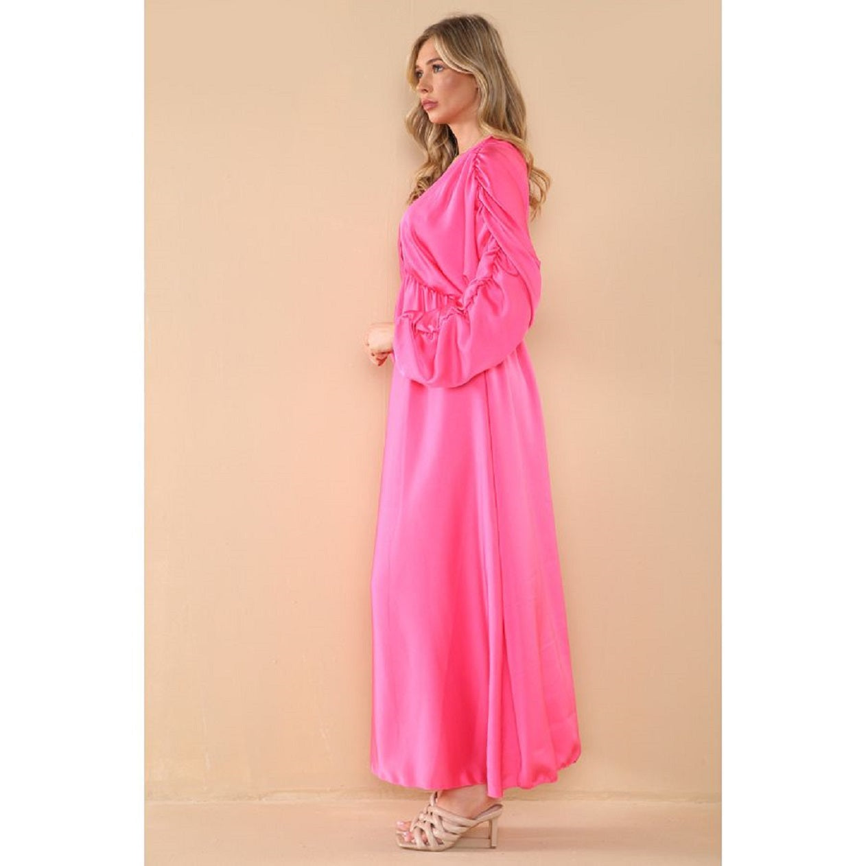 Robe longue en satin à manches froncées