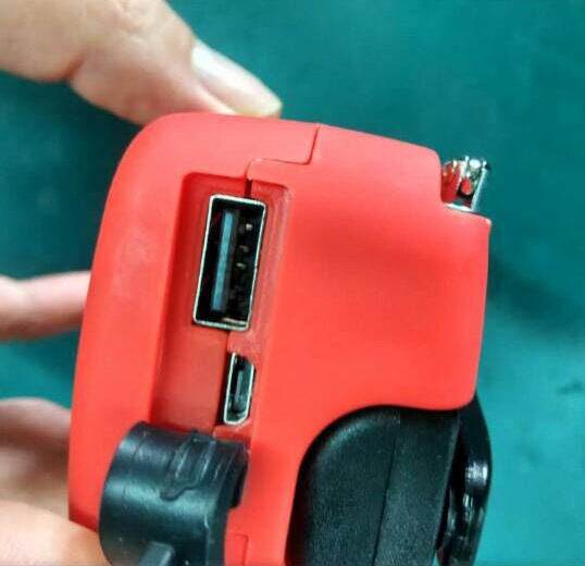Solar Hand Crank USB charging radio flashlight - www.Shopthatapp.com