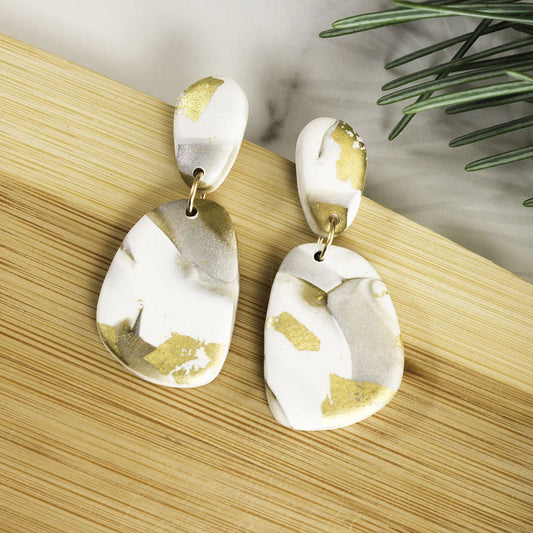 BLANCA Ohrringe. Weiße Polymer Clay Statement Ohrringe mit Blattgold