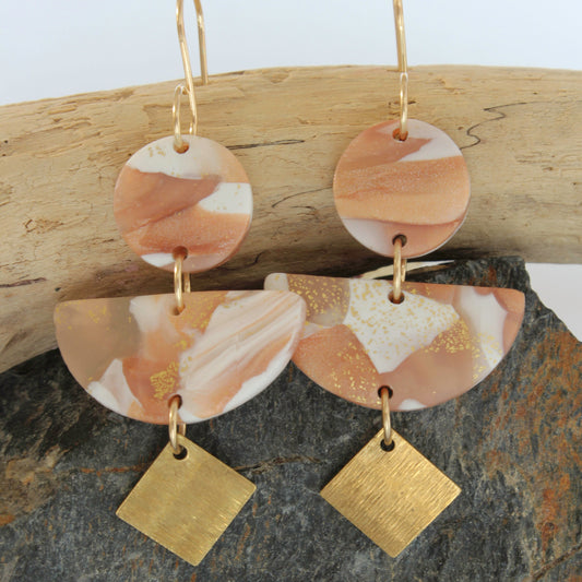 Boucles d'oreilles COLIBRI. Boucles d'oreilles tendance en pâte polymère, feuilles blanches, roses et dorées, avec pendants en laiton.