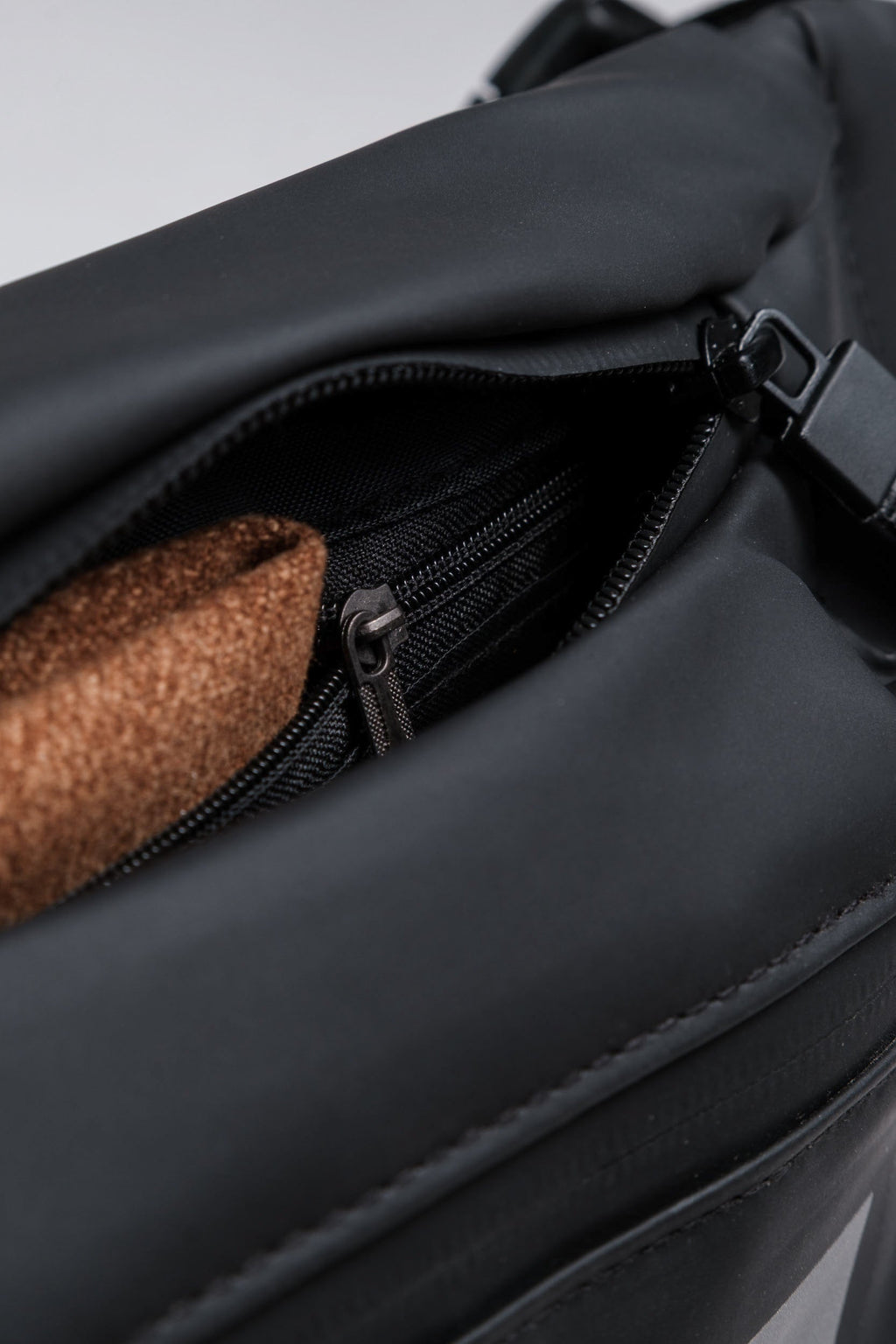 Water-Resistant Waist Pack - www.Shopthatapp.com