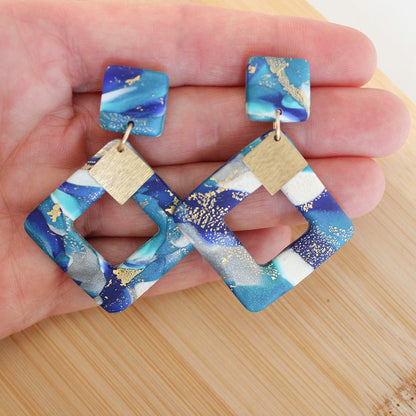 EMERY - Blaue Lagune, rautenförmige Polymer-Ton-Ohrringe mit Messing-Anhängern