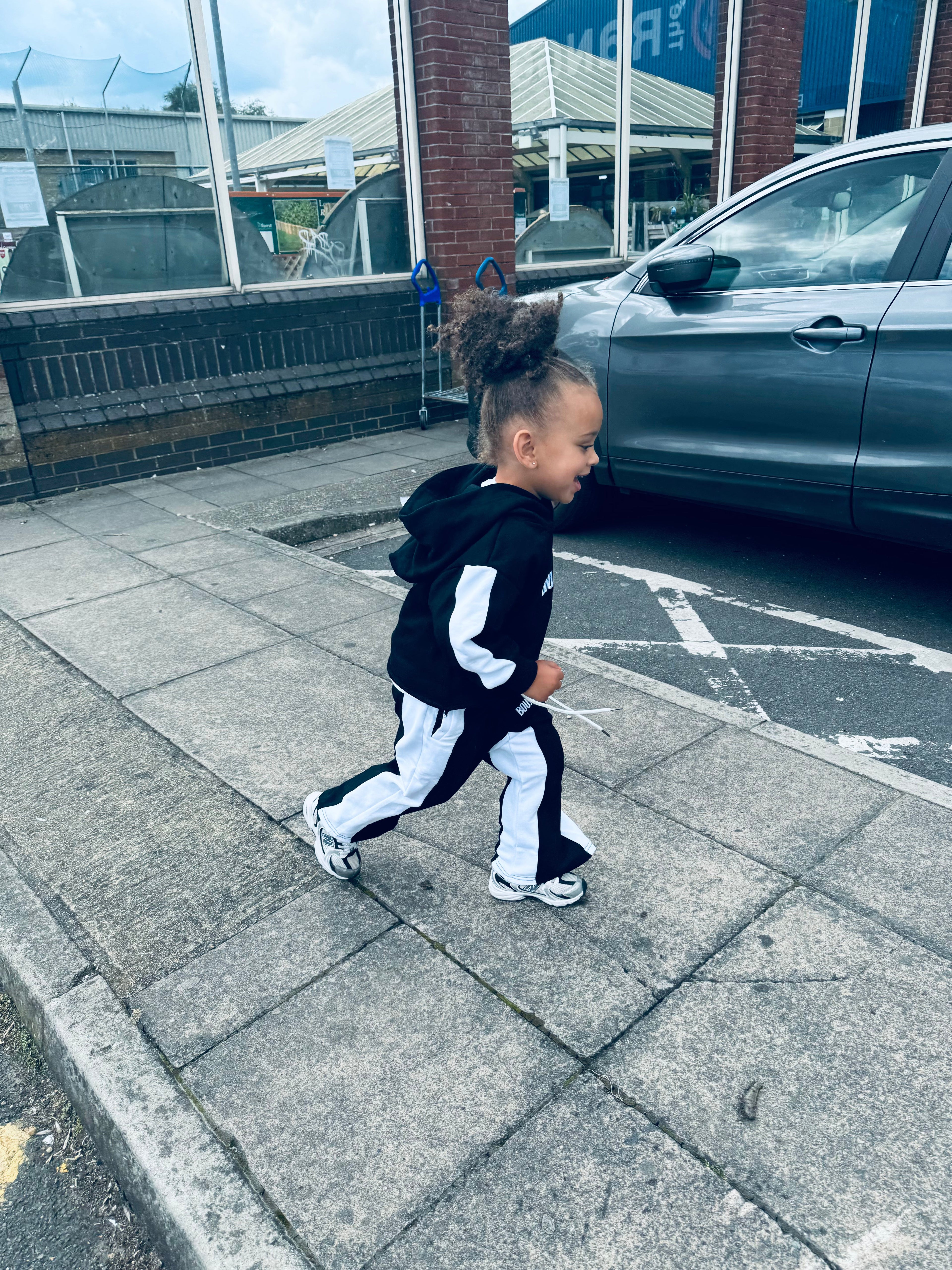 Straight Leg Tracksuit - www.Shopthatapp.com