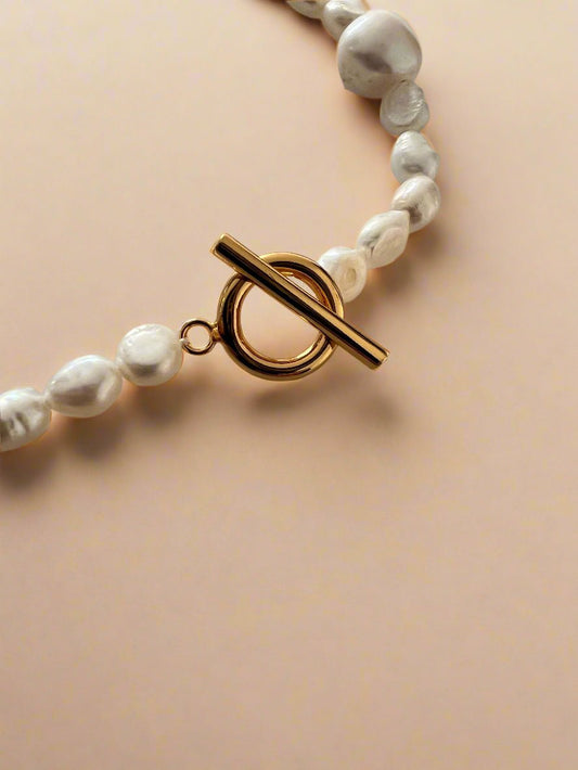 Collier en T avec perles baroques et d'eau douce