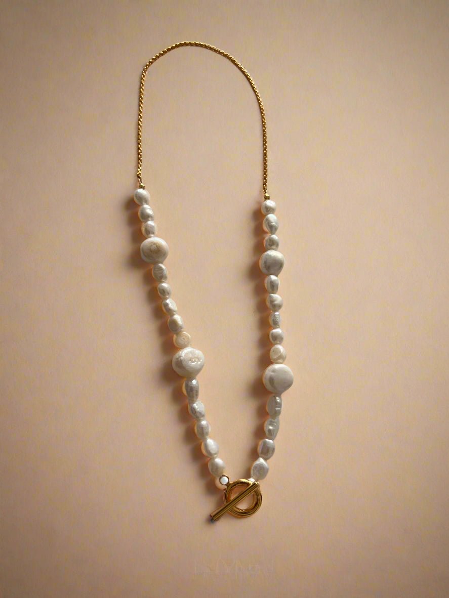 Collier en T avec perles baroques et d'eau douce