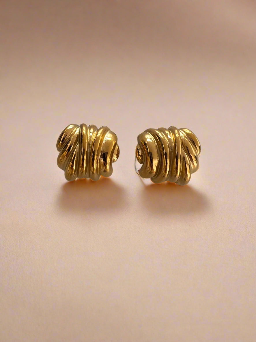 Oversized Curve Studs - www.Shopthatapp.com