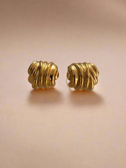 Oversized Curve Studs - www.Shopthatapp.com
