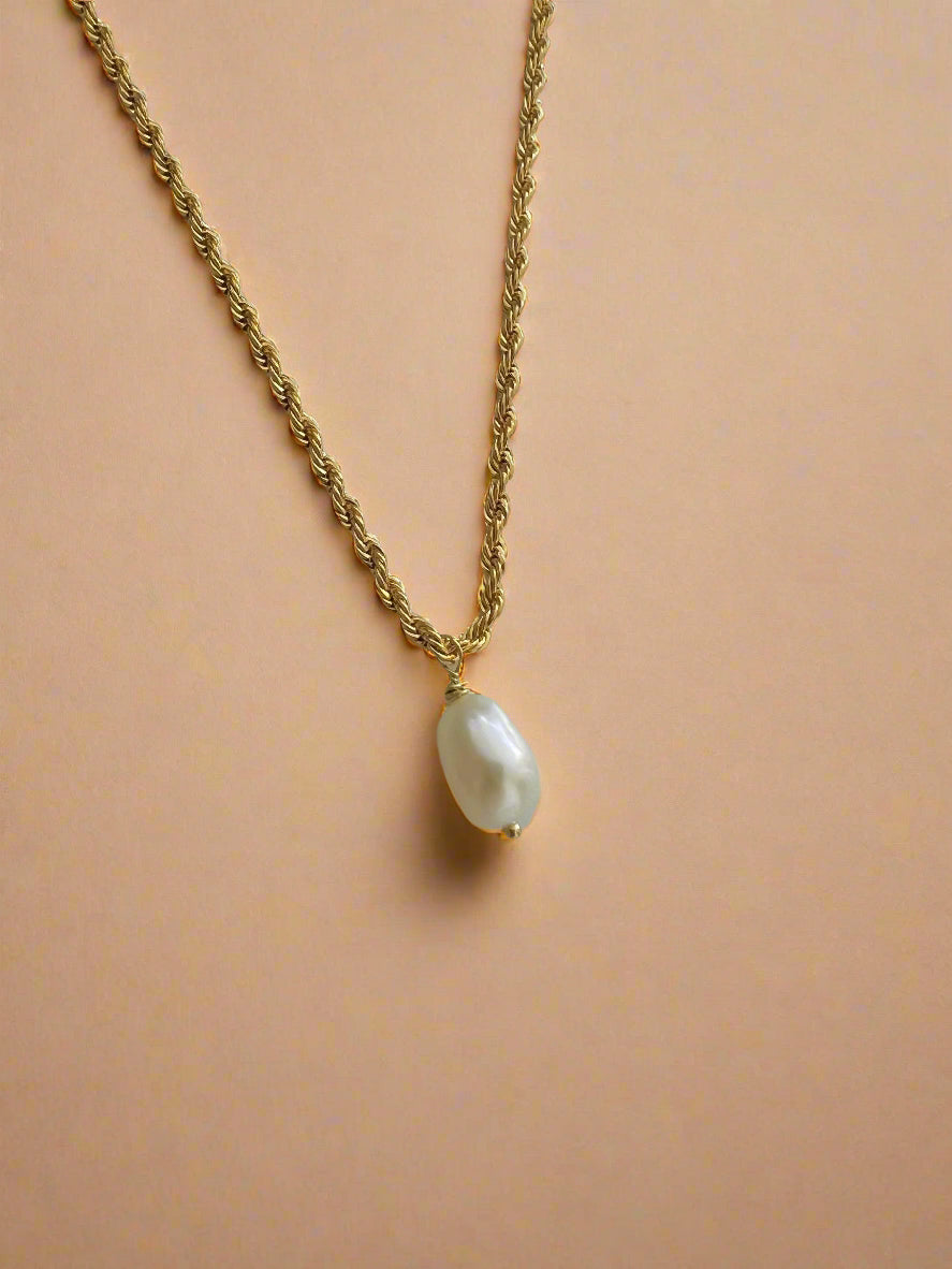 Pearl Rope Necklace - www.Shopthatapp.com