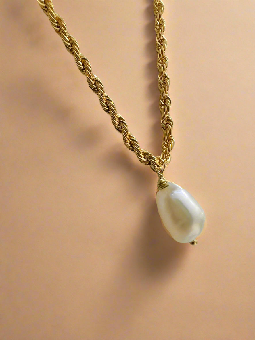 Pearl Rope Necklace - www.Shopthatapp.com