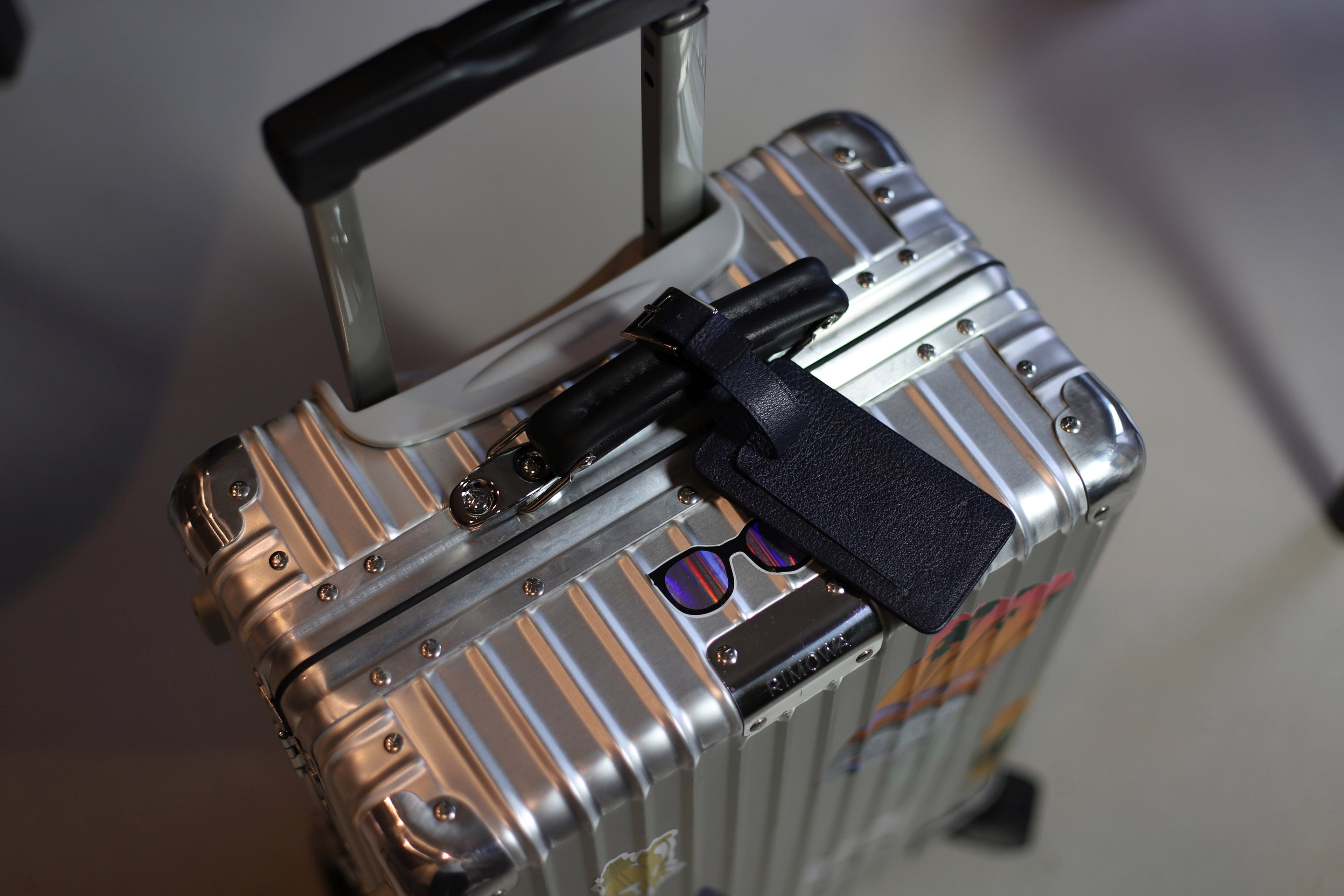 K0006DB | Targhetta per bagaglio in Vera Pelle pieno fiore con leggera grana. Colore Blu. Cinturino regolabile. Dimensioni: cm 12 x 6,5 x 1 - Confezione: Gift Box rigido fondo/coperchio - www.Shopthatapp.com