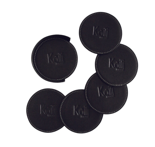 K0007AB | Set Sotto Bicchieri da 6 pezzi in Vera Pelle pieno fiore, liscia. Dimensione sotto bicchieri: ø cm 9, Dimensione Porta sotto bicchieri: ø 9 x 3.0 cm.  Confezione: Sacchetto Tnt - www.Shopthatapp.com