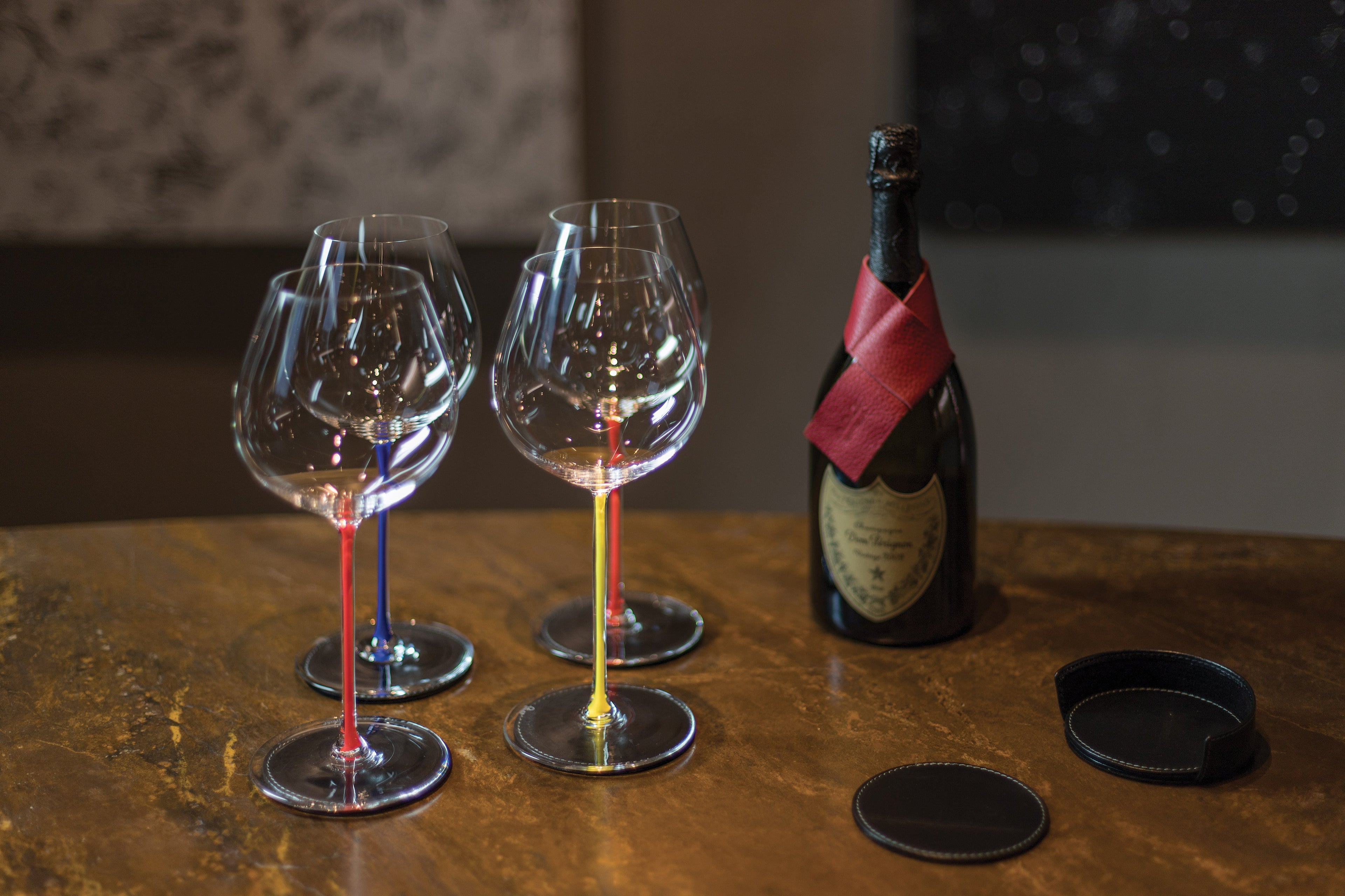 K0010XB | Salvagoccia per Bottiglia Made in Italy in Vera Pelle pieno fiore, grana dollaro - Colore Bordeaux. Dimensioni: cm 27 x 4 x 0,5.  Confezione: Gift Box rigido fondo/coperchio - www.Shopthatapp.com