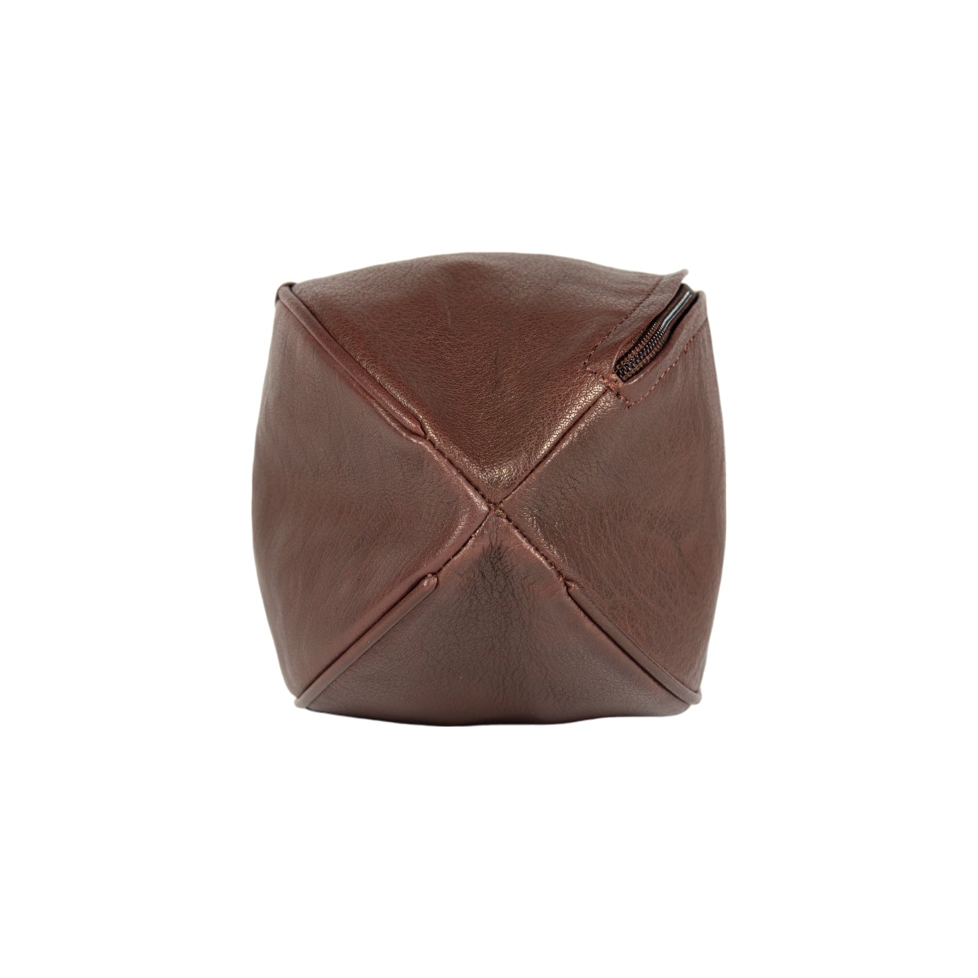 K0011BB | Beauty Case "Palla da Rugby" en Vera Pelle - Couleur: Testa Moro - Elastico interno ferma flaconi - Chiusura con lampo - Dimensioni: cm 35 x 14 x 14- Confezione: Sacchetto Tnt