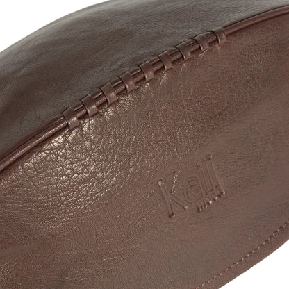 K0011BB | Beauty Case "Palla da Rugby" en Vera Pelle - Couleur: Testa Moro - Elastico interno ferma flaconi - Chiusura con lampo - Dimensioni: cm 35 x 14 x 14- Confezione: Sacchetto Tnt