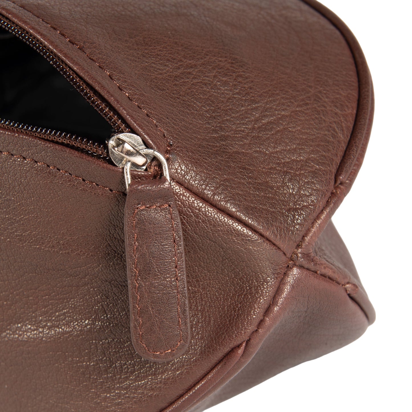 K0011BB | Beauty Case "Palla da Rugby" en Vera Pelle - Couleur: Testa Moro - Elastico interno ferma flaconi - Chiusura con lampo - Dimensioni: cm 35 x 14 x 14- Confezione: Sacchetto Tnt