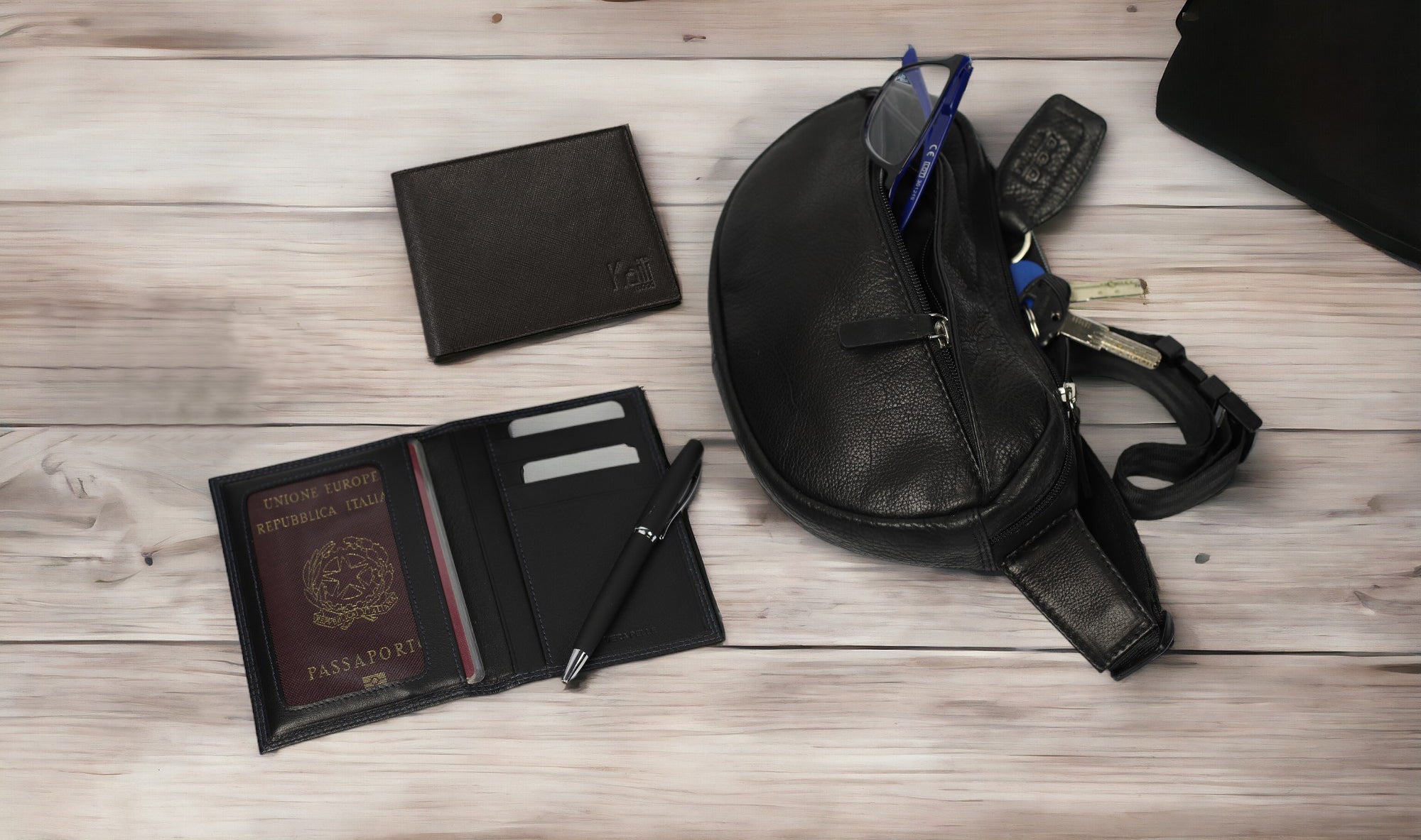 K0012AB | Marsupio in Vera Pelle pieno fiore, con leggera grana. 4 tasche con chiusura con lampo. Accessori Nickel Lucido. Colore Nero. Dimensioni: cm 25 x 13 x 5,5.Confezione: Sacchetto Tnt - www.Shopthatapp.com