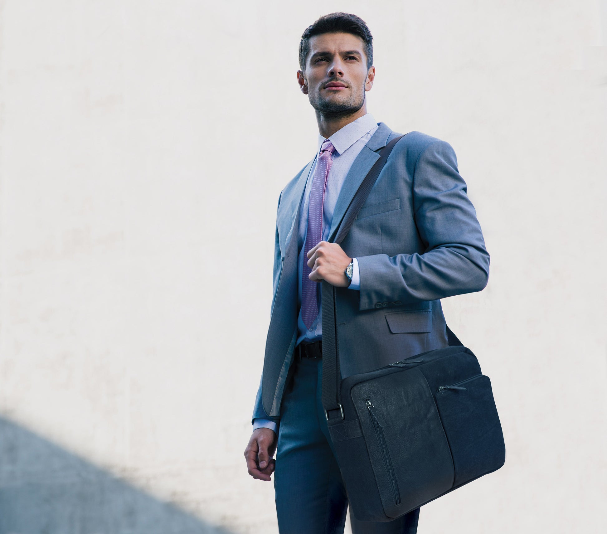 K0022AB | Messenger in Canvas/Vera Pelle, pieno fiore, volanata - Colore Nero. Accessori Nickel Anticato, Chiusura superiore con lampo. Dimensioni: cm 35 x 26 x 10. Confezione: Sacchetto Tnt - www.Shopthatapp.com