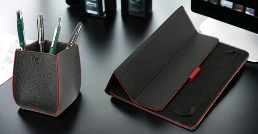 K0032AB | Porta Penne da scrivania in Vera Pelle, pieno fiore, grana dollaro. Colore Nero con bordi Rossi. Dimensioni: cm 8,5 x 8,5 x 12. Confezione: Scatola regalo fondo/coperchio - www.Shopthatapp.com
