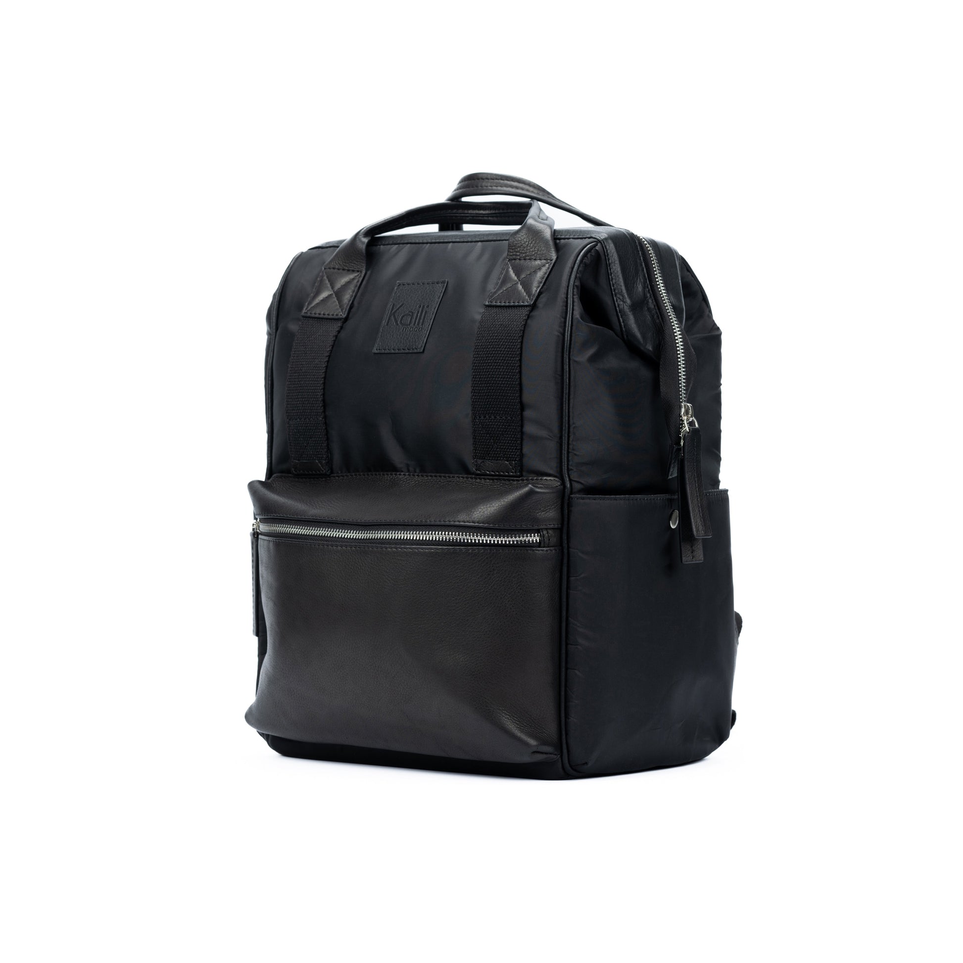 K0037AB | Zaino Idrorepellente in Nylon Waterproof/Vera Pelle pieno fiore con leggera grana - Colore Nero - Accessori Nickel lucido. Dimensioni: cm 27 x 39 x 19 - Confezione: Sacchetto Tnt - www.Shopthatapp.com