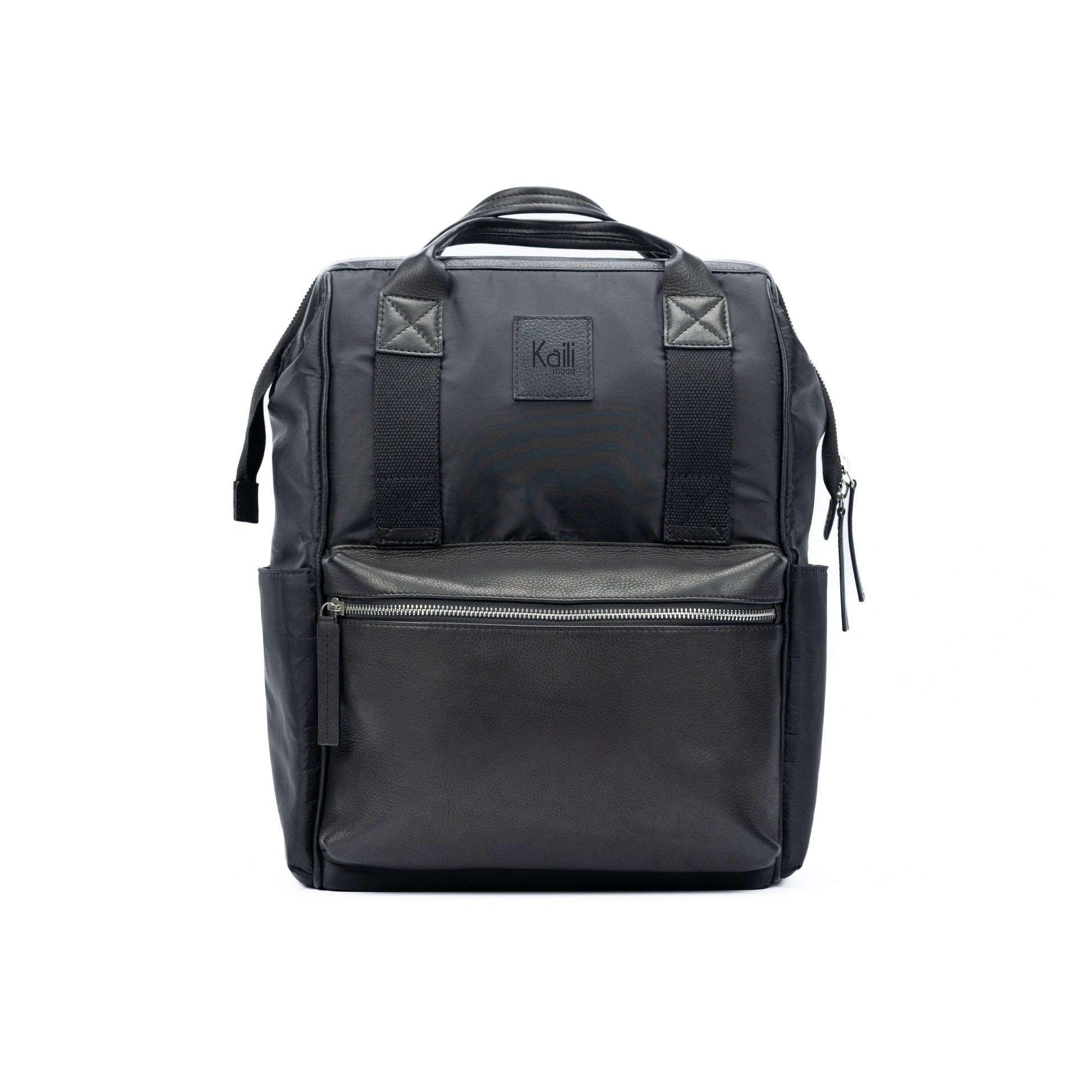 K0037AB | Zaino Idrorepellente in Nylon Waterproof/Vera Pelle pieno fiore con leggera grana - Colore Nero - Accessori Nickel lucido. Dimensioni: cm 27 x 39 x 19 - Confezione: Sacchetto Tnt - www.Shopthatapp.com