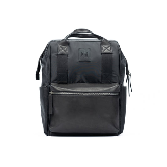 K0037AB | Zaino Idrorepellente in Nylon Waterproof/Vera Pelle pieno fiore con leggera grana - Colore Nero - Accessori Nickel lucido. Dimensioni: cm 27 x 39 x 19 - Confezione: Sacchetto Tnt - www.Shopthatapp.com