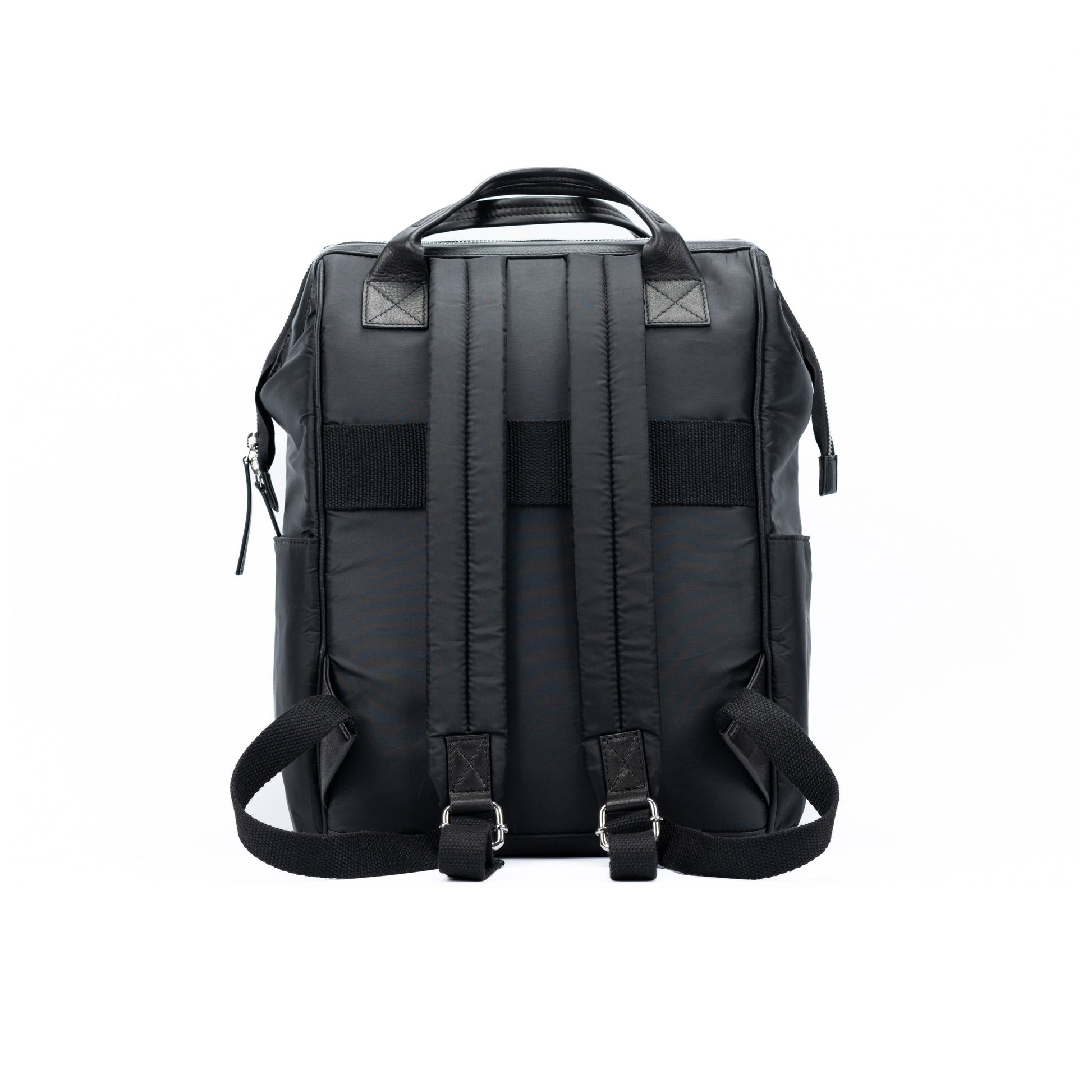 K0037AB | Zaino Idrorepellente in Nylon Waterproof/Vera Pelle pieno fiore con leggera grana - Colore Nero - Accessori Nickel lucido. Dimensioni: cm 27 x 39 x 19 - Confezione: Sacchetto Tnt - www.Shopthatapp.com