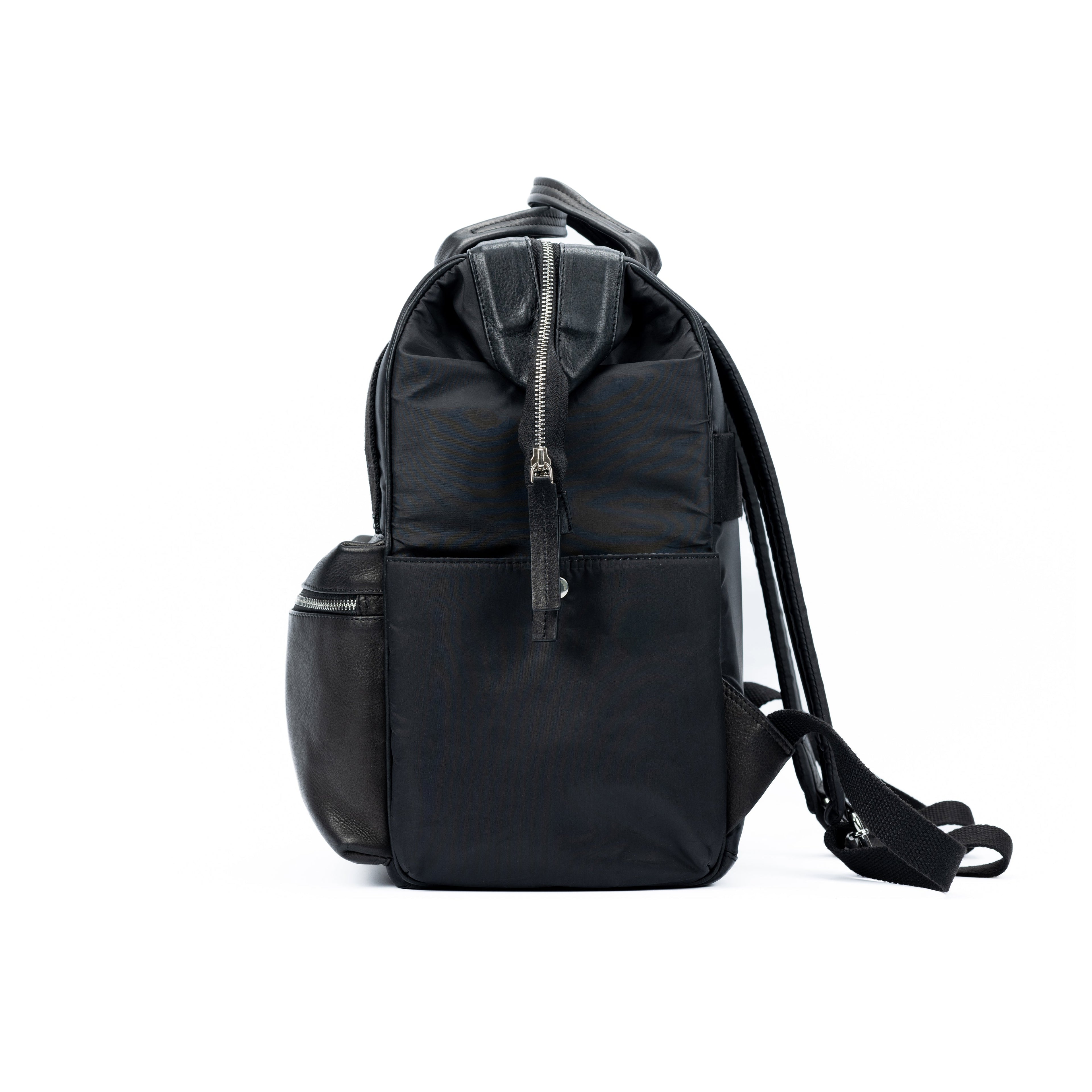 K0037AB | Zaino Idrorepellente in Nylon Waterproof/Vera Pelle pieno fiore con leggera grana - Colore Nero - Accessori Nickel lucido. Dimensioni: cm 27 x 39 x 19 - Confezione: Sacchetto Tnt - www.Shopthatapp.com