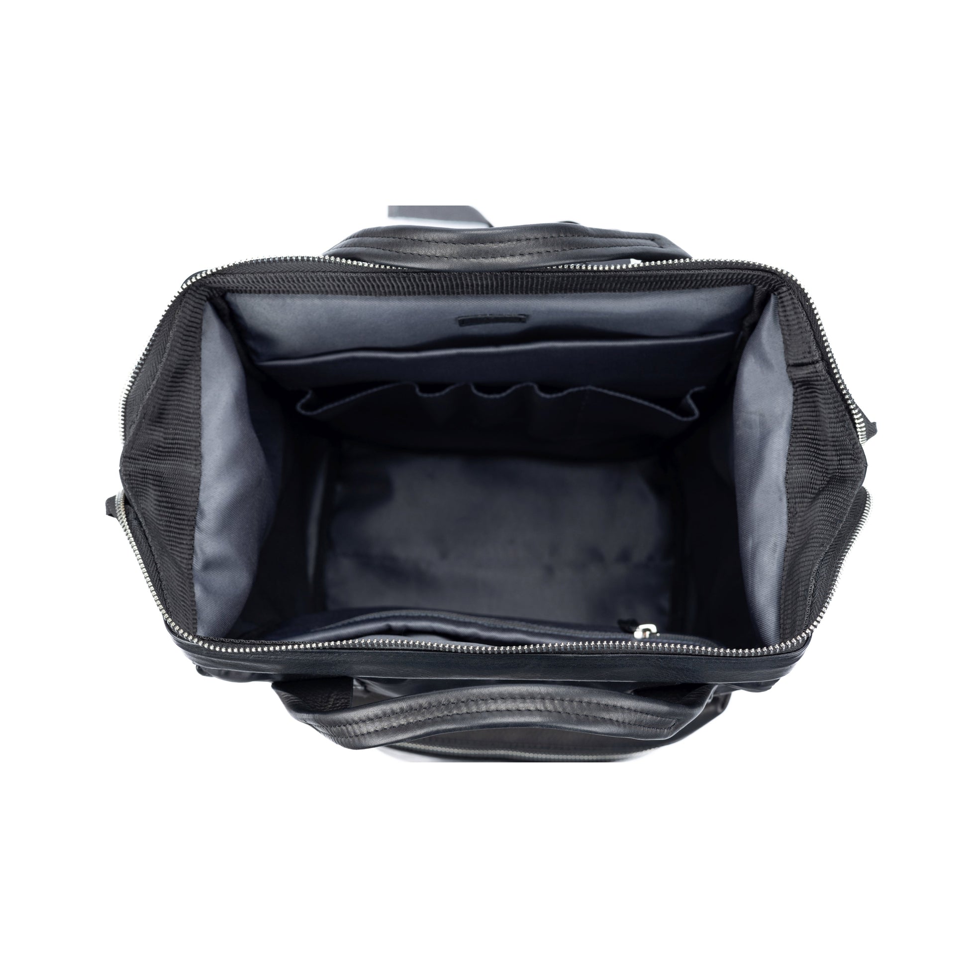 K0037AB | Zaino Idrorepellente in Nylon Waterproof/Vera Pelle pieno fiore con leggera grana - Colore Nero - Accessori Nickel lucido. Dimensioni: cm 27 x 39 x 19 - Confezione: Sacchetto Tnt - www.Shopthatapp.com