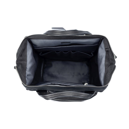 K0037AB | Zaino Idrorepellente in Nylon Waterproof/Vera Pelle pieno fiore con leggera grana - Colore Nero - Accessori Nickel lucido. Dimensioni: cm 27 x 39 x 19 - Confezione: Sacchetto Tnt - www.Shopthatapp.com