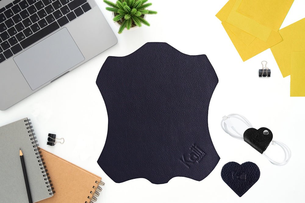 K0038AB | Segnalibro Cuore Made in Italy in Vera Pelle pieno fiore, grana dollaro - Colore Nero - Dimensioni: cm 6 x 5,5 x 0,5 - Confezione: Gift Box rigido fondo/coperchio - www.Shopthatapp.com