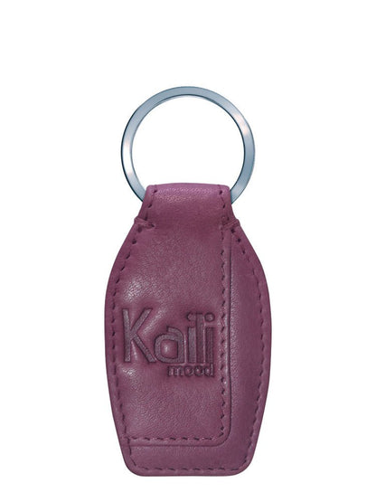 K10753NB | Portachiavi in Vera Pelle pieno fiore, con leggera grana. Colore Malva. Anello Nickel Lucido. Dimensioni totali: cm 3,5 x 9 x 0,5. Confezione: Gift Box rigido fondo/coperchio - www.Shopthatapp.com