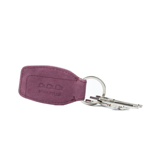 K10753NB | Portachiavi in Vera Pelle pieno fiore, con leggera grana. Colore Malva. Anello Nickel Lucido. Dimensioni totali: cm 3,5 x 9 x 0,5. Confezione: Gift Box rigido fondo/coperchio - www.Shopthatapp.com