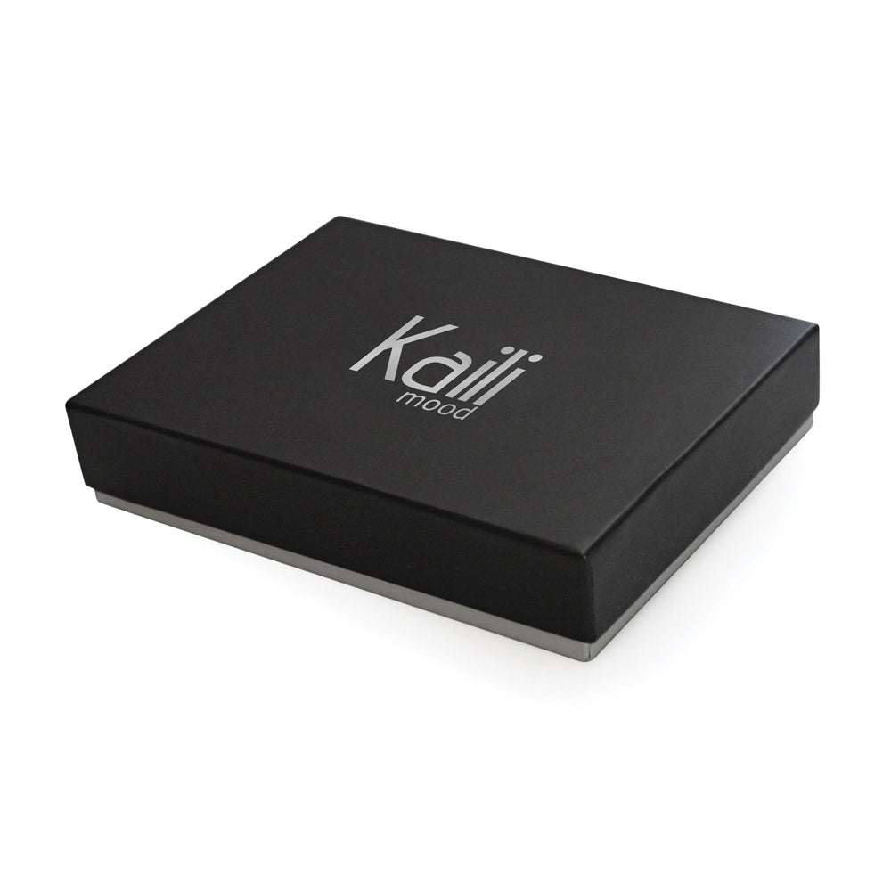 K12203UB | Portafogli Uomo in Vera Pelle pieno fiore, Naked. Colore Cuoio. Protezione RFID. Dimensioni da chiuso: cm 12,5 x 9,5 x 2. Confezione: Scatola regalo fondo/coperchio