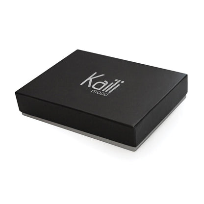 K12220DF | Portafogli Uomo dans Vera Pelle pieno fiore, Nue. Couleur Bleu. Protection RFID. Dimensioni da chiuso: cm 11,5 x 8,3 x 2. Confezione: Scatola regalo fondo/coperchio