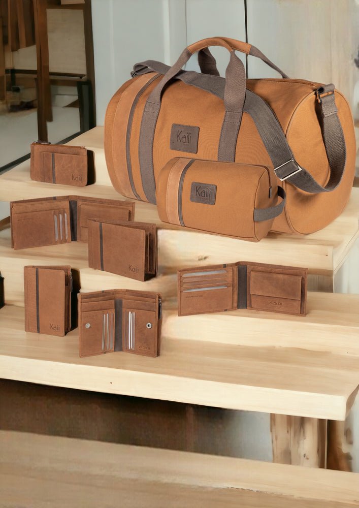 K12204UB | Portafogli Uomo in Vera Pelle pieno fiore, Naked. Colore Cuoio. Protezione RFID. Dimensioni da chiuso: cm 12,5 x 9,5 x 2. Confezione: Scatola regalo fondo/coperchio - www.Shopthatapp.com