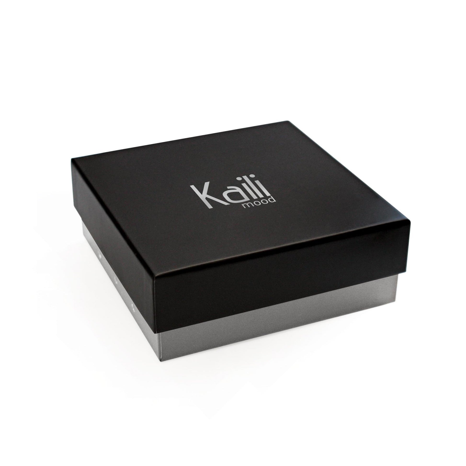 K4009KB | Cintura Uomo Allover in Fodera Pelle Finitura in Pu. Colore Antracite. Dimensioni: cm 125 x 3,8 x 0,5 (giro vita cm 110). Confezione: Gift Box rigido fondo/coperchio - www.Shopthatapp.com