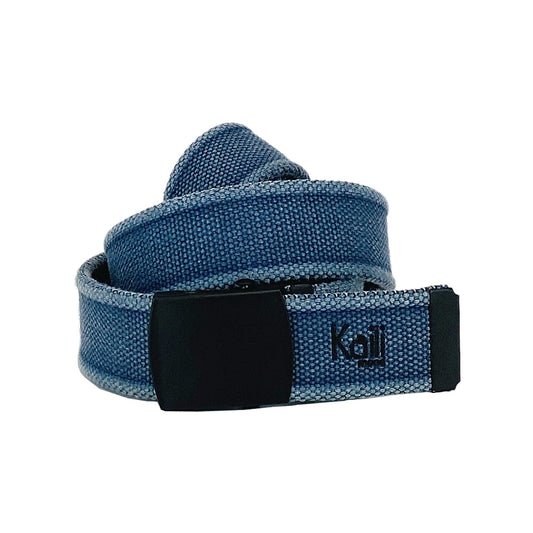 K4010DB | Cintura Nastro Canvas Stone Washed Col. Blu avec Fibbia Nero Opaco. Dimensions: cm 125 x 4 x 0,5 Taglia Unica - Accorciabile. Confezione: Coffret cadeau rigide fond/coperchio