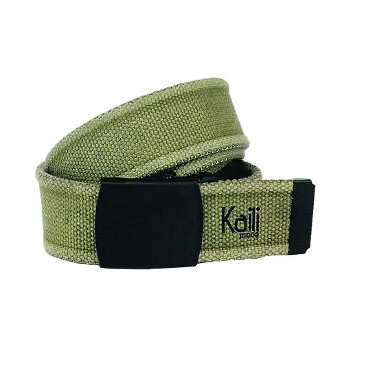 K4010EB | Cintura Nastro Canvas Stone Washed Col. Verde con Fibbia Nero Opaco. Dimensions: cm 125 x 4 x 0,5 Taglia Unica - Accorciabile. Confezione: Coffret cadeau rigide fond/coperchio