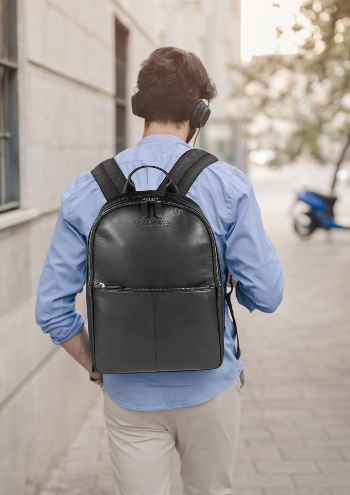 RB2001A | Zaino Porta Netbook/Tablet en Nylon/Vera Pelle, avec leggera grana. Chiusura con lampo e spallacci regolabili - Colore Nero - Dimensions: cm 27 x 38 x 14. Confezione: Sacchetto Tessuto non Tessuto