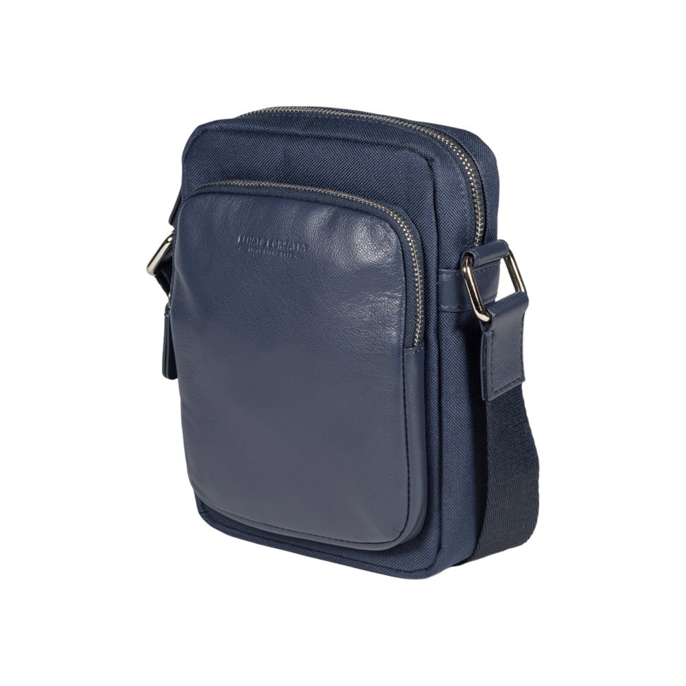 RB2002D | Borsa a Tracolla in Nylon/Vera Pelle, con leggera grana. Chiusura con lampo e tracolla regolabile - Colore Blu - Dimensioni: cm 15,5 x 21 x 7. Confezione: Sacchetto in Tessuto non Tessuto - www.Shopthatapp.com