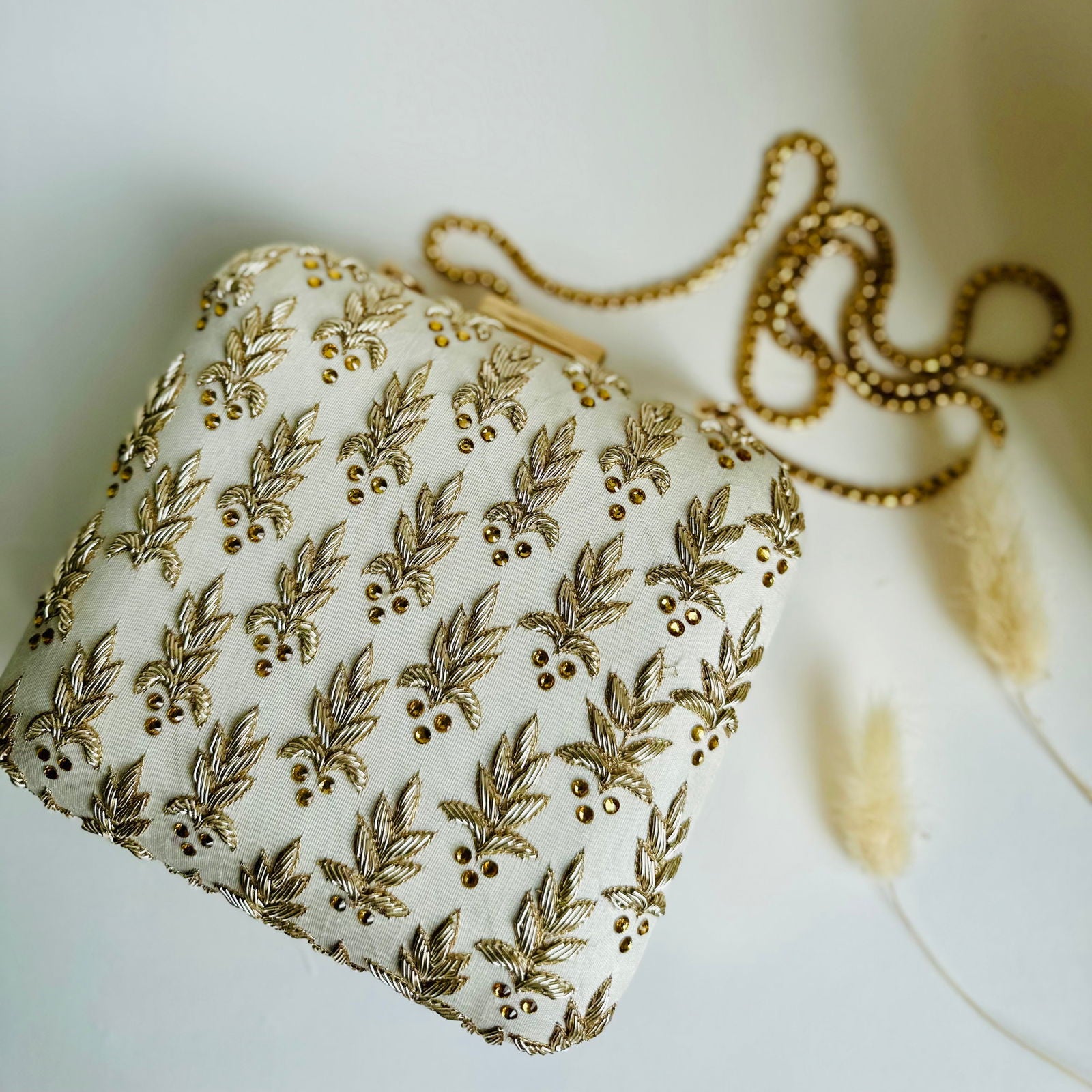SARAL Clutch bag - Www.Shopthatapp.com