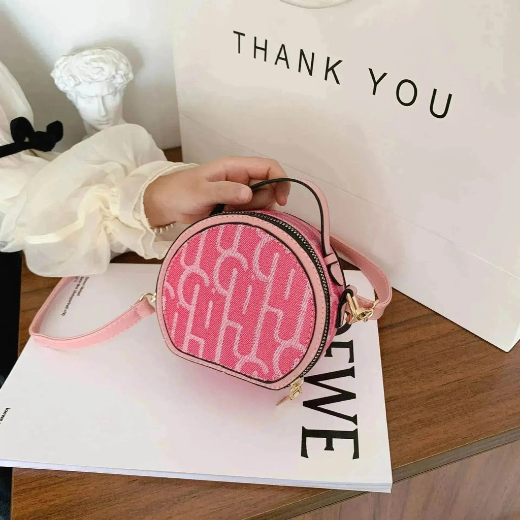 Small round bag with letters - www.Shopthatapp.com