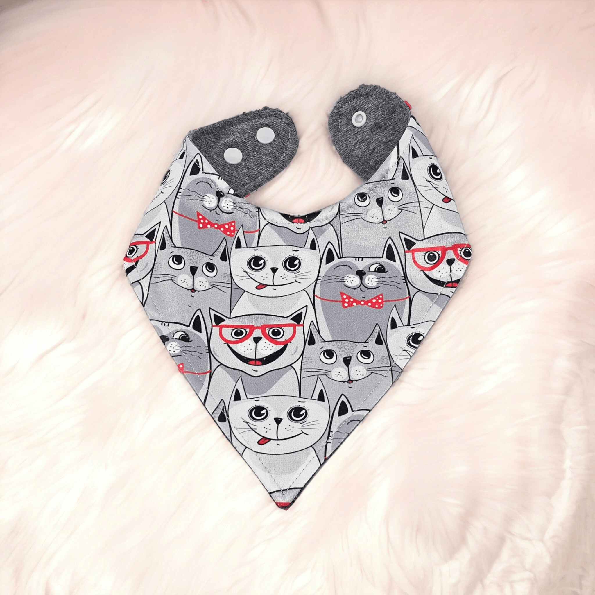 Bavoir (en pul) - www.Shopthatapp.com