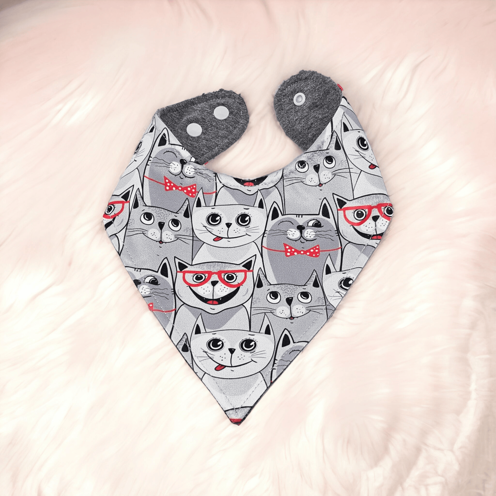 Bavoir (en pul) - www.Shopthatapp.com