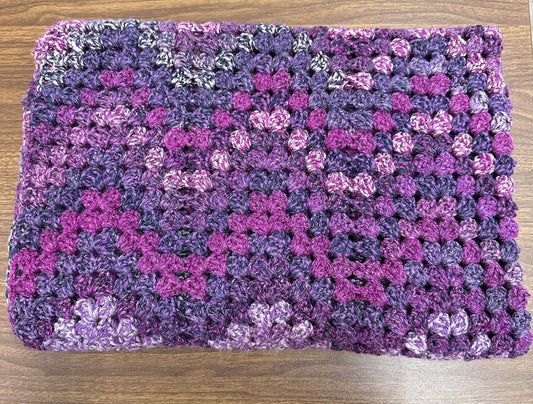 Cozy L'ArtisanCanada Canadian chevron blanket in vibrant shades of purple and pink for warmth and comfort