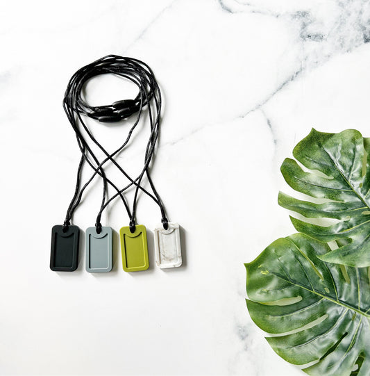 Collier style plaque en silicone pour papa, maman ou enfants - www.Shopthatapp.com